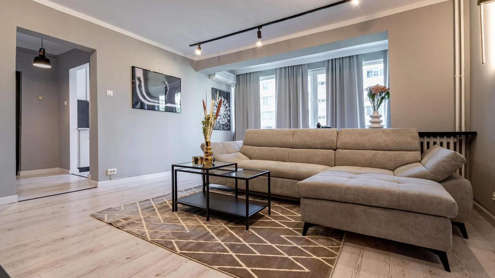 Stylish Comfort - 2Br Apartment In Vibrant East Bucharest Romania