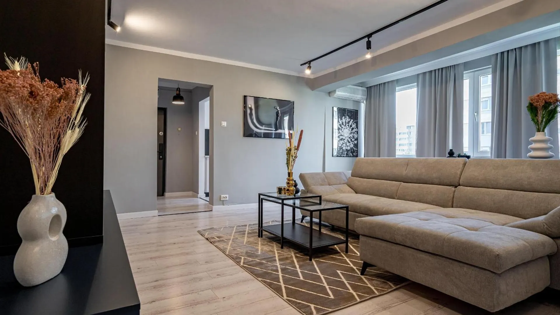 Stylish Comfort - 2Br Apartment In Vibrant East Bucharest 0*,