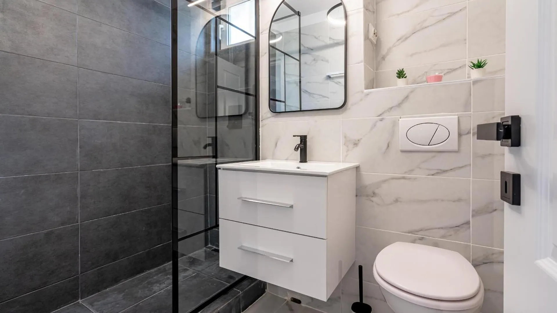 Stylish Comfort - 2Br Apartment In Vibrant East Bucharest