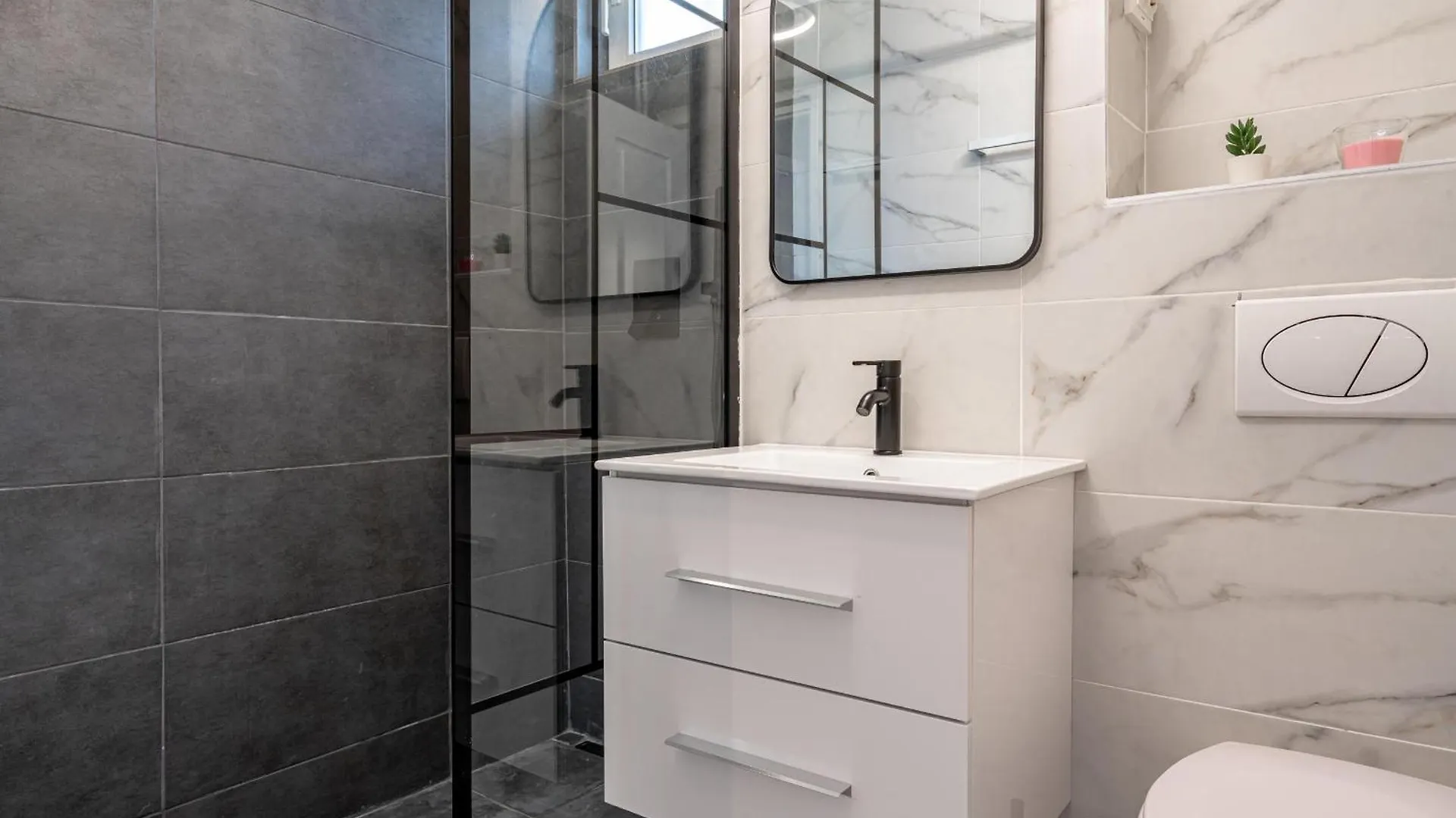 Stylish Comfort - 2Br Apartment In Vibrant East Bucharest